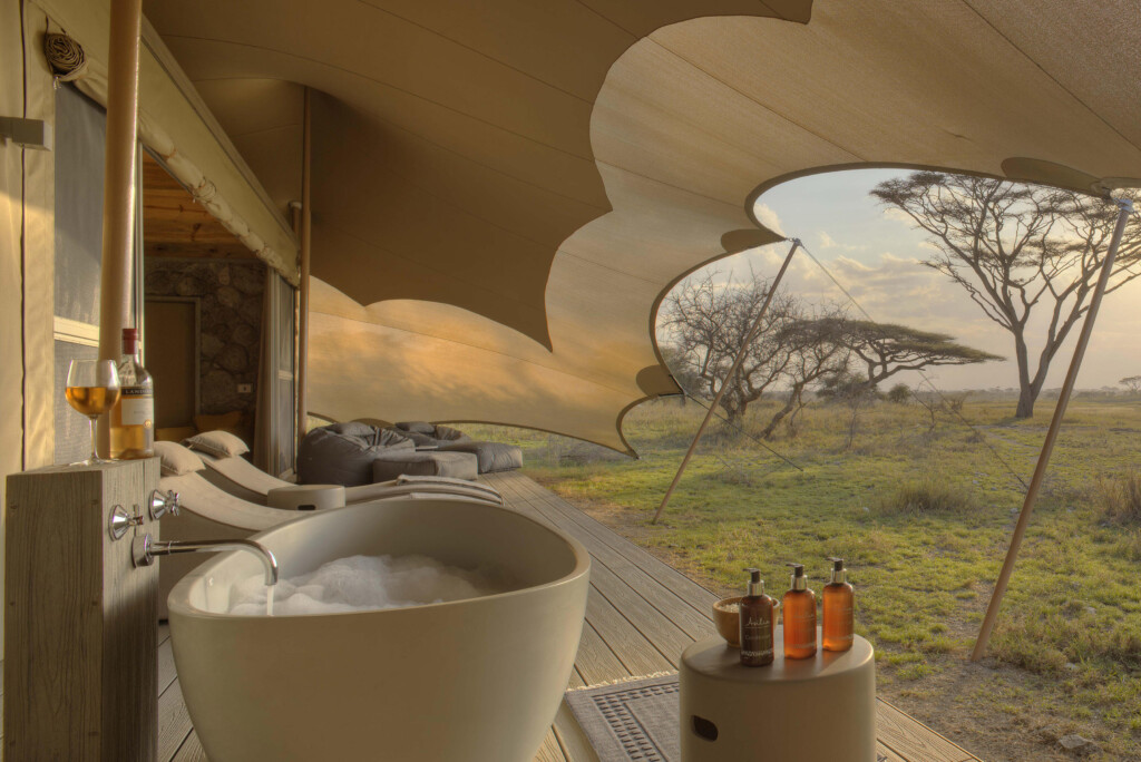 Namiri-Plains-Serengeti-Tanzania-safari-accomodation-room-interior-outdoor-bath-on-deck