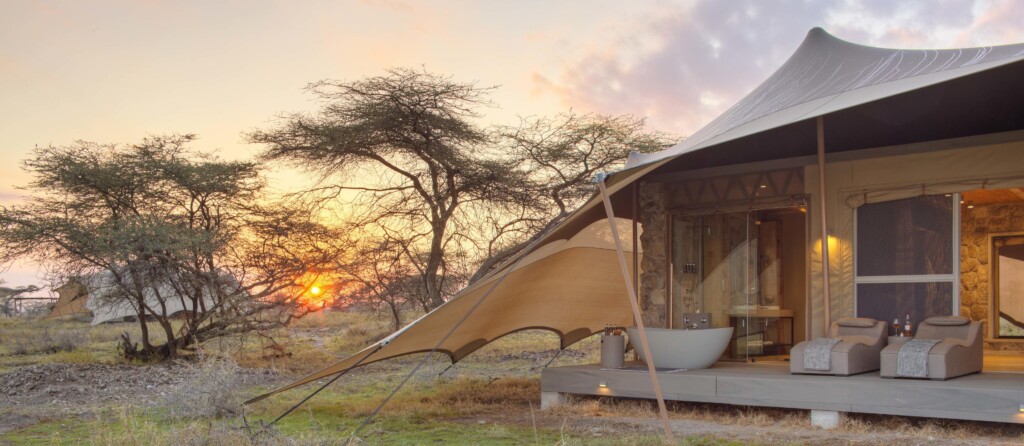 Namiri-Plains-Serengeti-Tanzania-safari-accomodation-room-exterior-outdoor-bath-on-deck